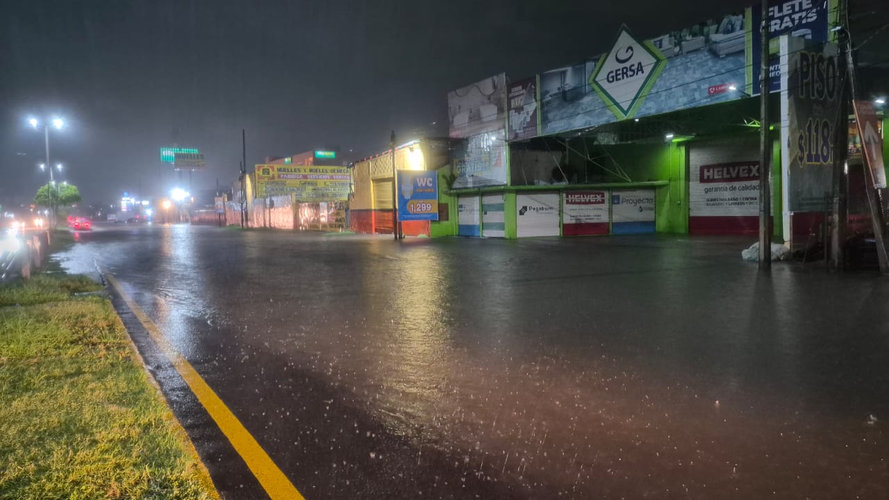Lluvias dejan 52 casas inundadas en fraccionamientos de Veracruz