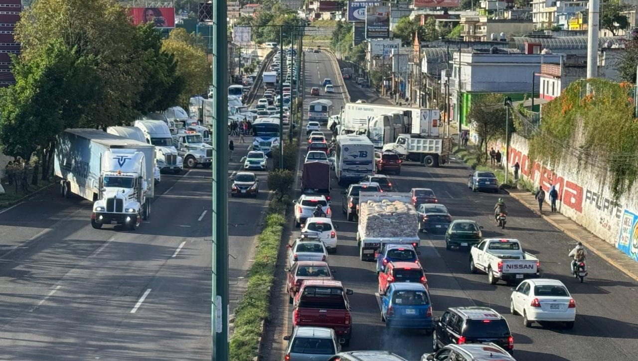 Transportistas bloquean parcialmente la Xalapa-Banderilla; denuncian inseguridad y extorsiones