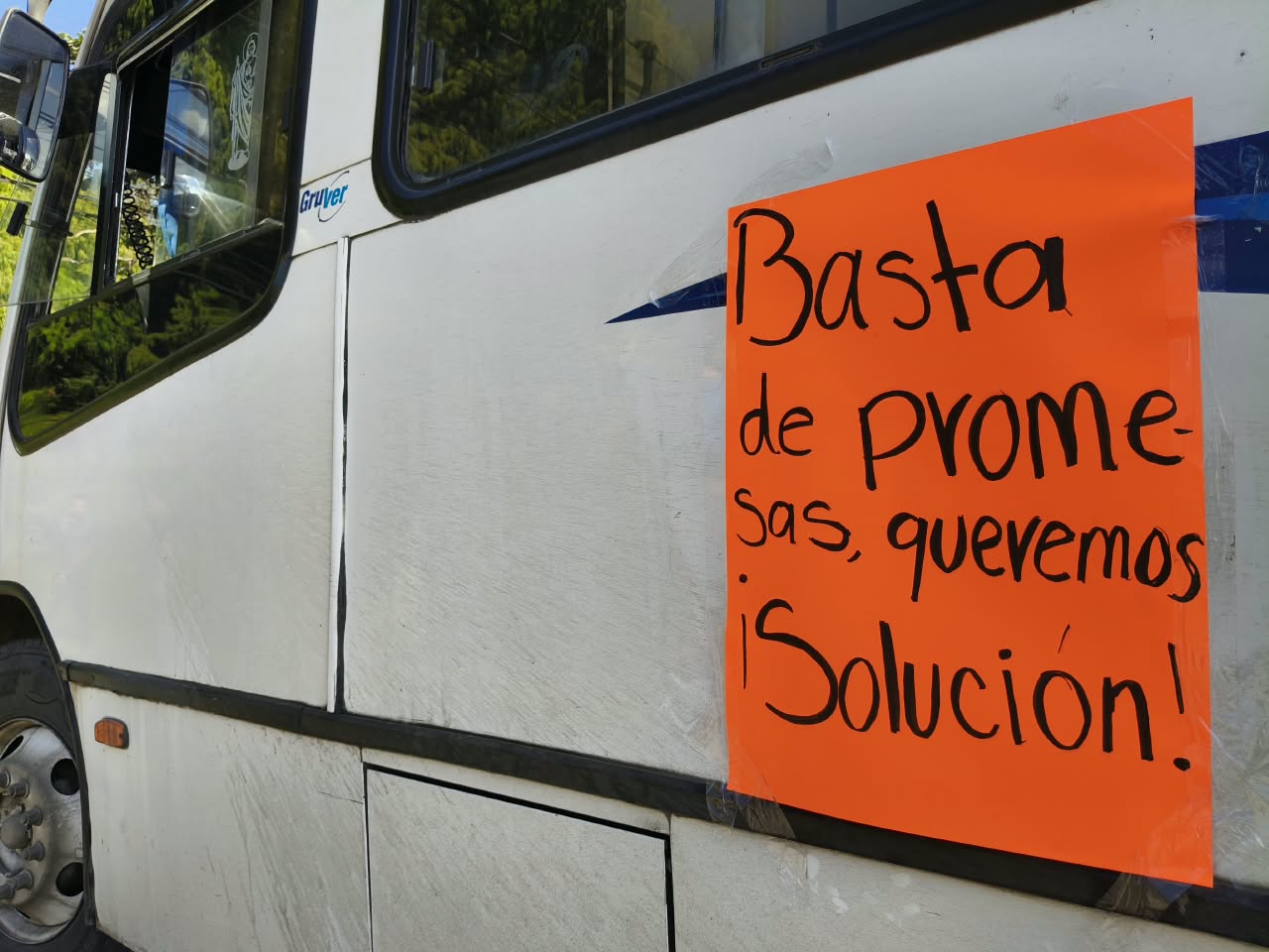 Por falta de obras, bloquean la Orizaba-Tehuacán y amagan con tomar autopista