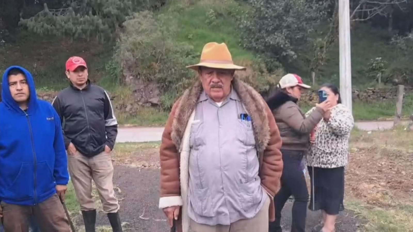 Familias de Acajete se defienden con machetes ante intento de despojo de tierras