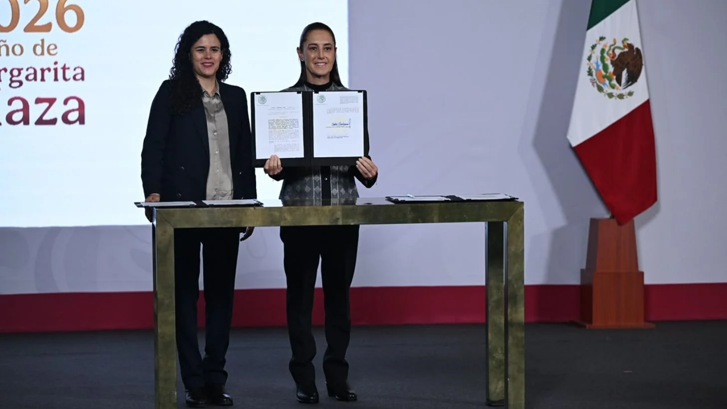 Sheinbaum firma decreto para que ningún presidente o gobernador tenga doble nacionalidad