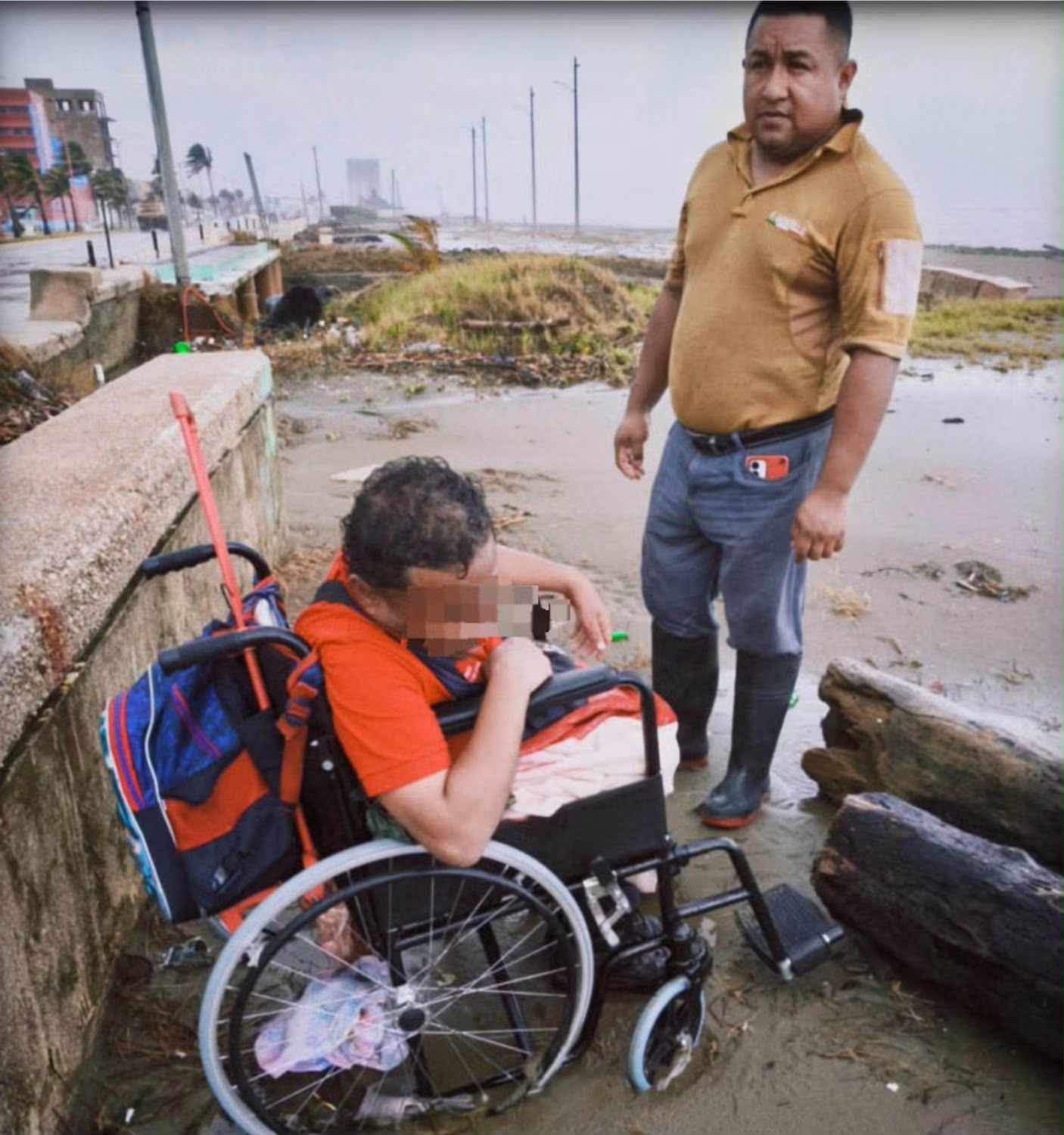 Hombre en silla de ruedas queda atrapado en playa de Coatzacoalcos